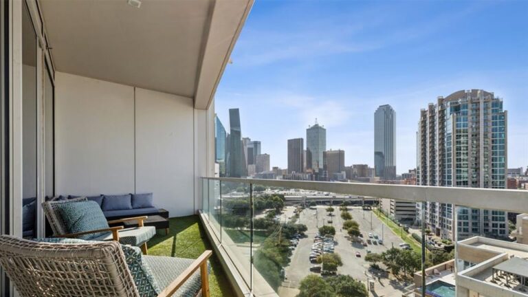 Top Hotels with Balconies in Dallas | Best Rooms with a View