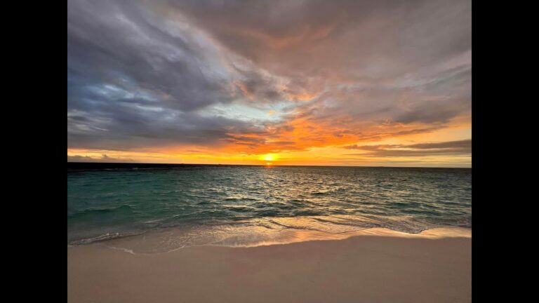Safari Island Resort & Spa Maldives – beautiful sunset from the beach (by Karolina Raduly)
